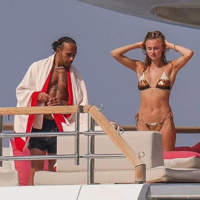 Lewis Hamilton en compañía de la tenista de 20 años Jenny Stray Spetalen en Ibiza. Foto: Twitter/NF   