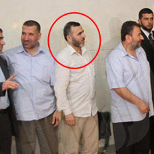 Marwan Issa en una rara aparición publica con miembros de Hamás. Foto: Ynetnews   