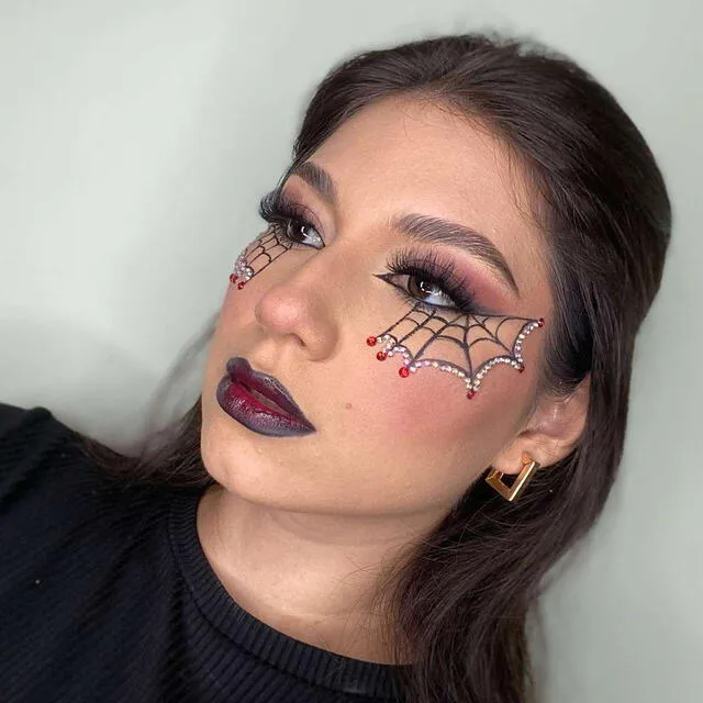 Maquillaje para ojos con diseño de telaraña. Foto: pamelamanzanoo/ Instagram 