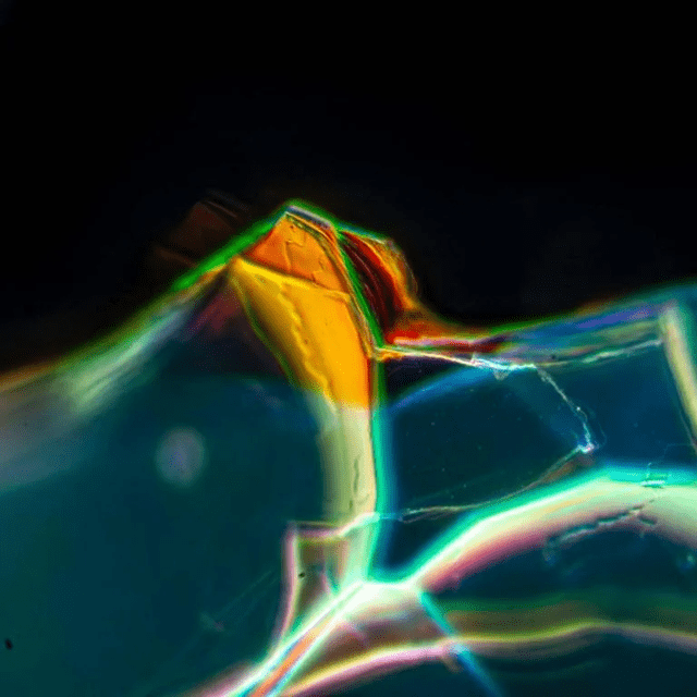  El trozo de vidrio romando visto de cerca. La capa de color dorado es la película de cristales fotónicos. Foto: Giulia Guidetti   