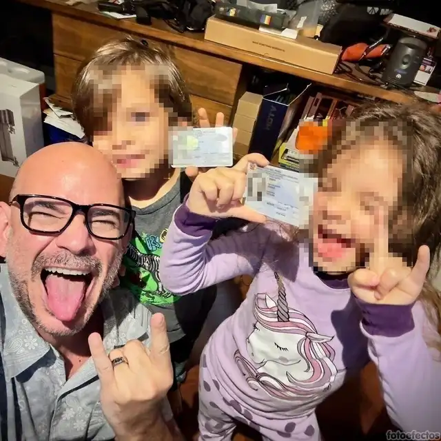 Ricardo Morán y la tierna fotografía que publicó junto a sus hijos quienes ya tienen sus DNIS. Foto: Instagram/Ricardo Morán Ricardo Morán y la tierna fotografía que publicó junto a sus hijos quienes ya tienen sus DNIS. Foto: Instagram/Ricardo Morán