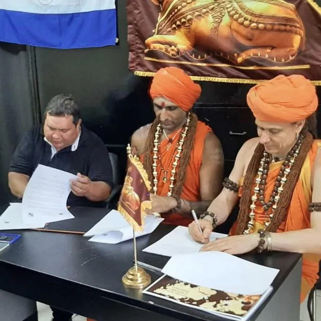 Ezequiel Ayala Rodríguez, intendente de Karapa'i, también se reunió con los supuestos funcionarios de Kailasa. Foto: @srinithyananda/Instagram   