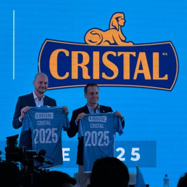 La principal modificación en la camiseta de Cristal. Foto: X/Miguel Vergaray.   