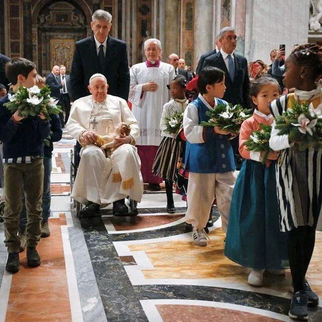  Diversos niños cargaron flores durante la iglesia. Foto: Bicentenario Perú   