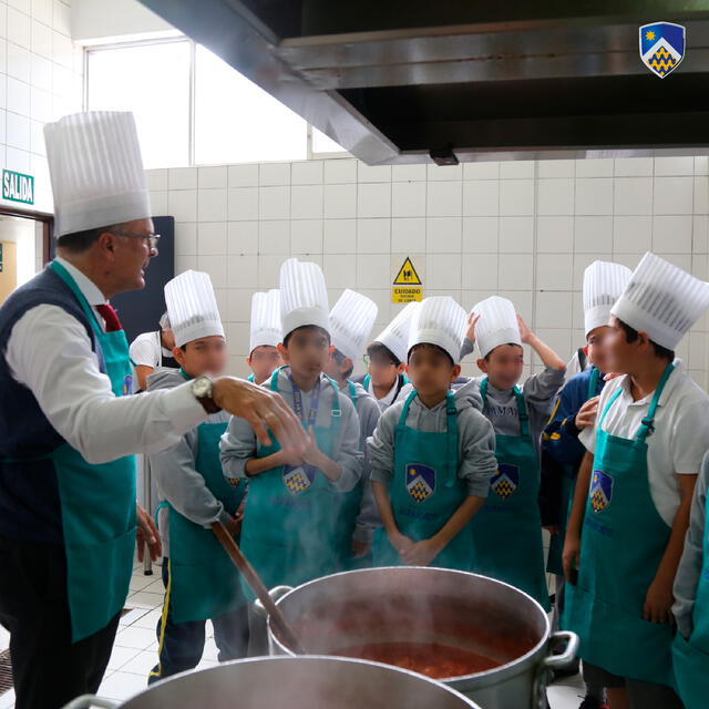 Escolares en taller de cocina. Foto: Facebook/colegio Alpamayo.   