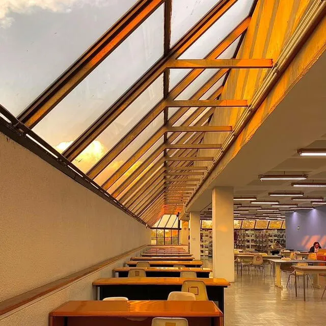 Facultad de Contaduría y Administración UNAM cuenta con amplios espacios para estudiar. Foto: @fcaunamoficial/Instagram   