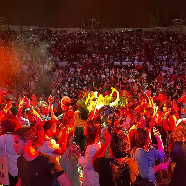 Fans subieron al escenario del parque de la Exposición. Foto: Instagram    