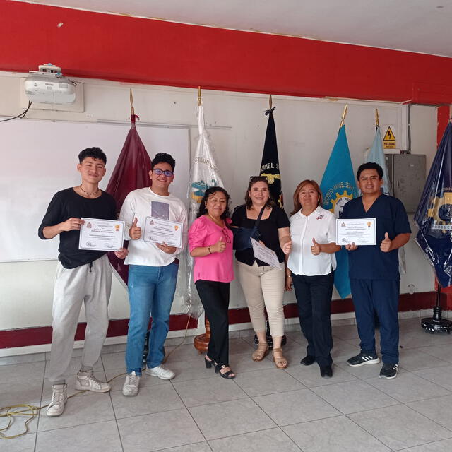 Estudiantes obtienen beca por contar con excelencia académica en el semestre académico 2023. Foto: captura/Facebook/IESTP Manuel Seoane Corrales    