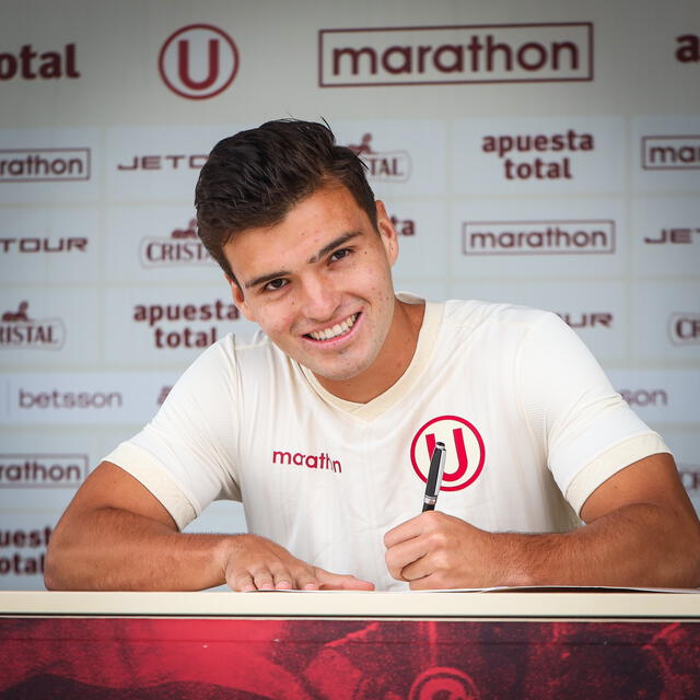 Jean Carlo Olivares firmando su primer contrato profesional a sus 20 años. Foto: Universitario   