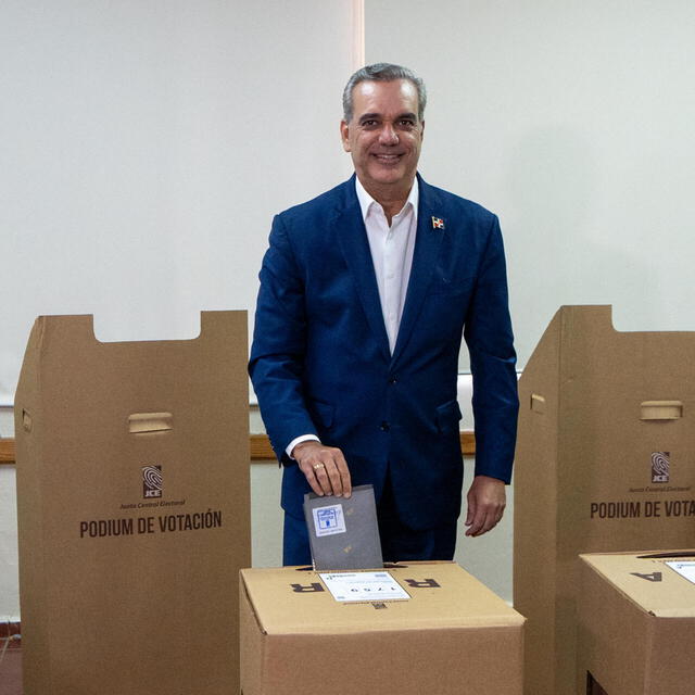 Luis Abinader, mandatario de República Dominicana, ejerció su derecho a voto en las elecciones de hoy, domingo 19 de mayo de 2024. Foto: AFP   