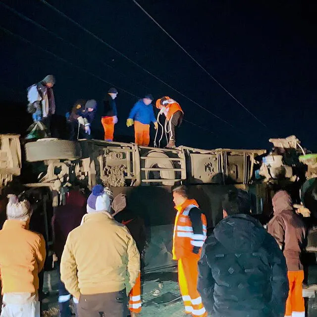 Bus terminó volcado debido al potente impacto contra el ferrocarril. Accidente habría sido ocasionado por negligencia del conductor. Foto: Huanca York Times    