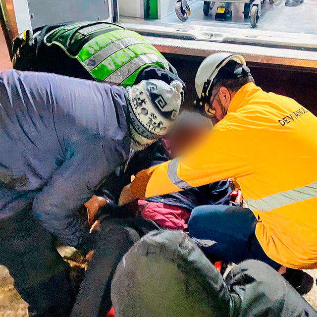 Policía de Carreteras y personal de la concesionaria Desarrollo Vial de los Andes (Deviandes) apoyaron a los heridos. Foto: Huanca York Times   