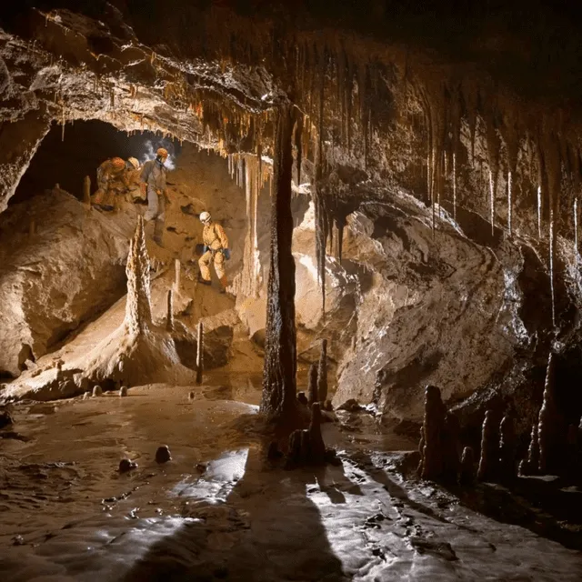 Esta sinuosa gruta fue descubierta en 1968 por un grupo de espeleólogos de Krasnoyarsk que se aventuraron en esta región de la antigua URSS. Foto: National Geographic 