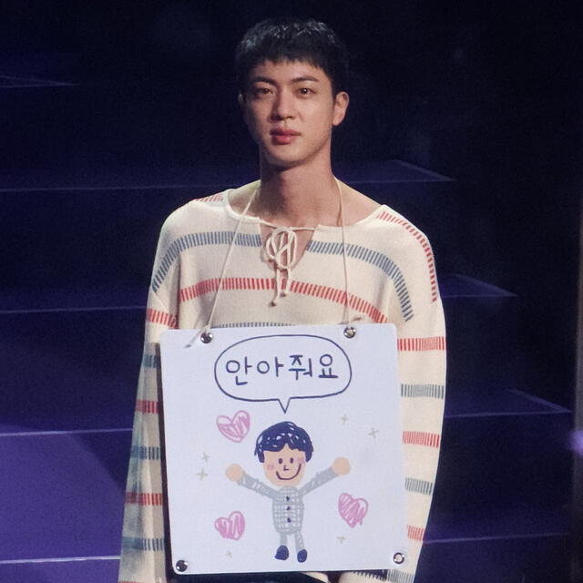  Jin de BTS porta un cartel en el que pide que lo abracen. Foto: X   