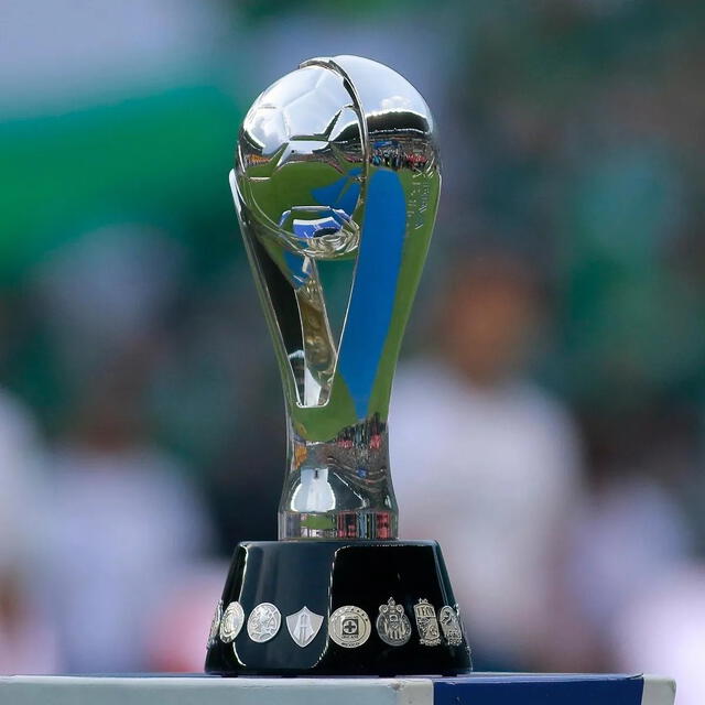 Trofeo Liga MX que actualmente lo defiende el Club America. Foto: @PS_SportsTV   