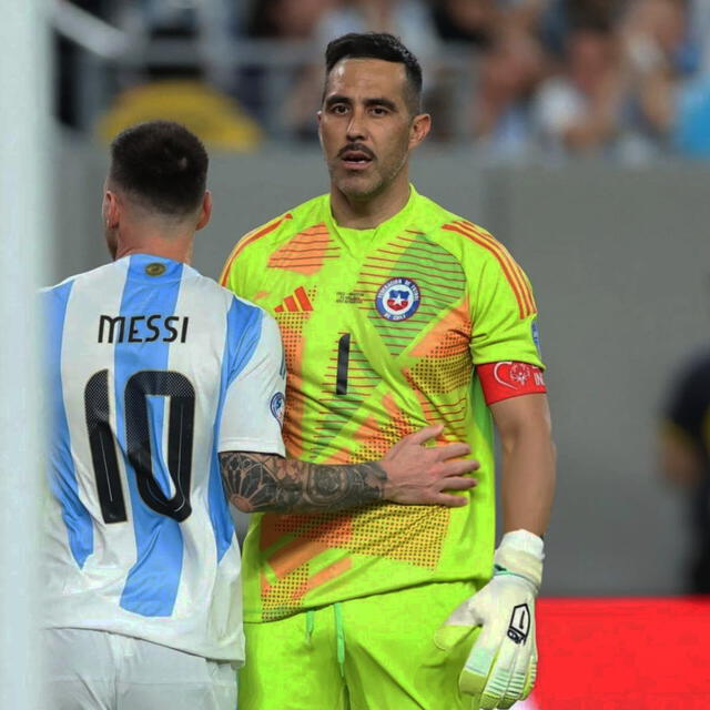  Claudio Bravo fue pieza clave en el partido frente al último campeón del mundo. Foto: X/difusión   