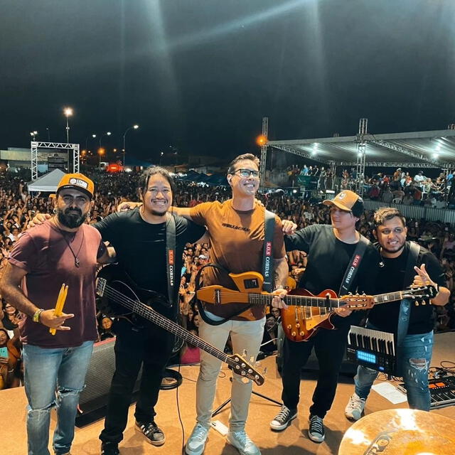 Ayres junto a su banda en concierto. Foto: sasaki.cantor/instagram   