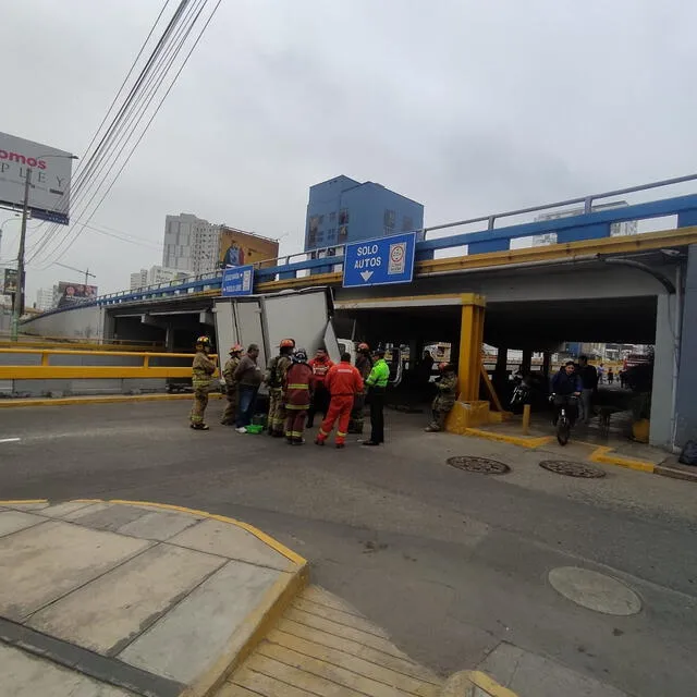 Bomberos retiraron el camión que impactó contra el puente vehicular. Foto: colaboración/William Díaz   