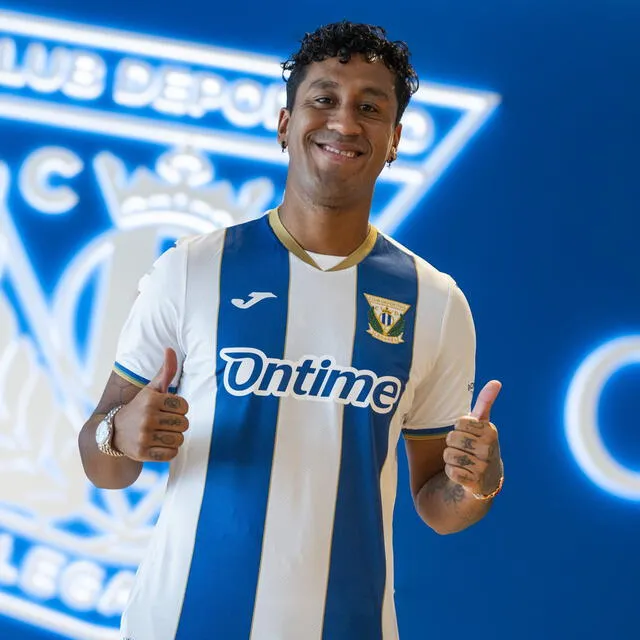  Renato Tapia posando de manera oficial con su nuevo club. Foto: Leganés   