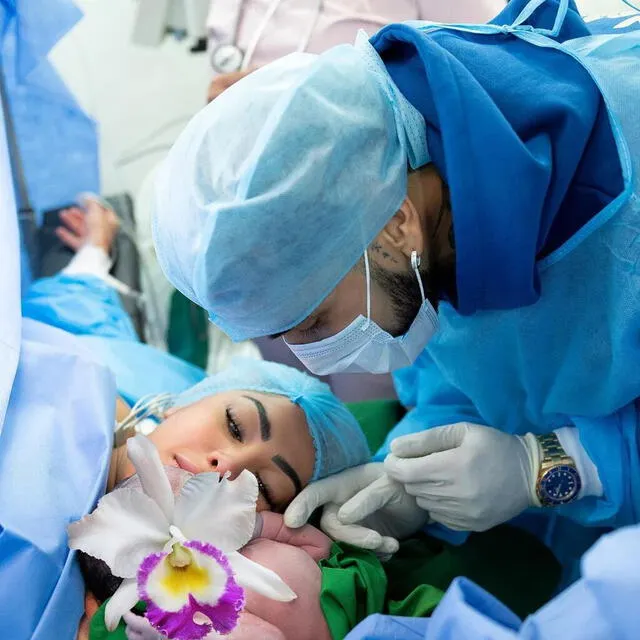 Anuel durante el nacimiento de uno de sus hijos. Foto: Hola   