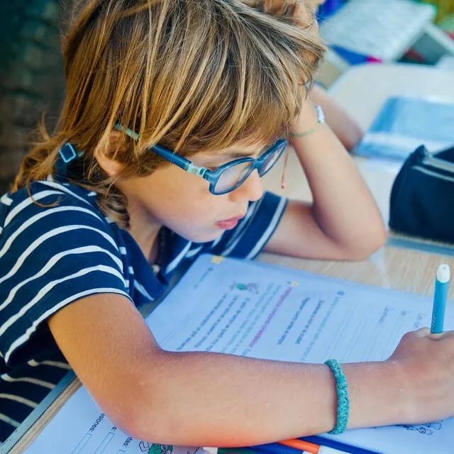 Los hijo de Marta y Daniel realizan 'homeschooling' mientras viajan con sus padres por el mundo. Foto: @losmundo.es/Instagram   