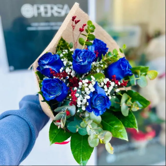 Flores azules en la actualidad se usa para regalar a los novios. Foto: Persaflores. 