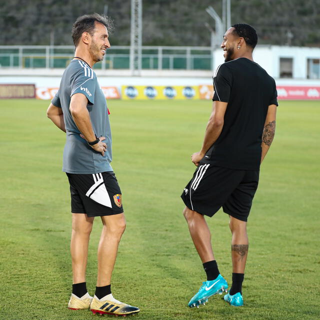 Fernando Batista prepara sus armas para el juego. Foto: la Vinotinto 