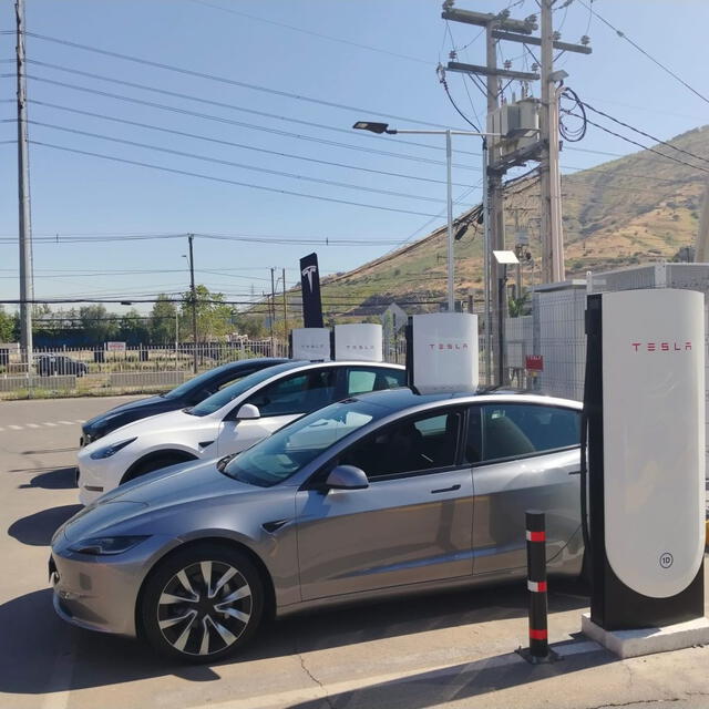 En total se instalaron ocho estaciones de carga, y aunque actualmente el servicio es gratuito para autos Tesla. Foto: G5 noticias.   