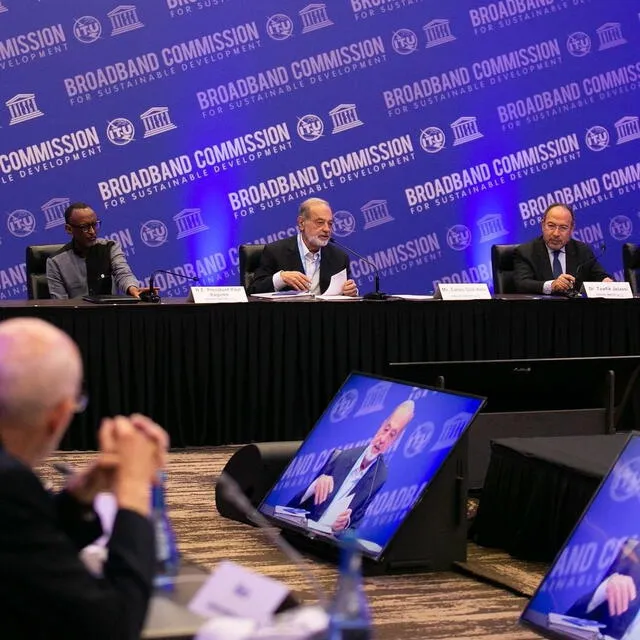  Carlos Slim recibiendo un reconocimiento de la UIT en 2022. Foto: Fundación Carlos Slim.   