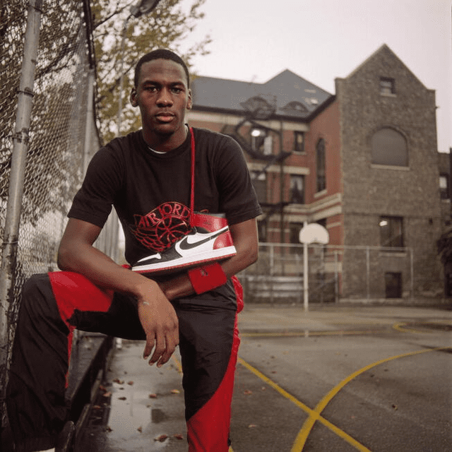  Michael Jordan posando con las Air Jordan I. Foto: NBA   