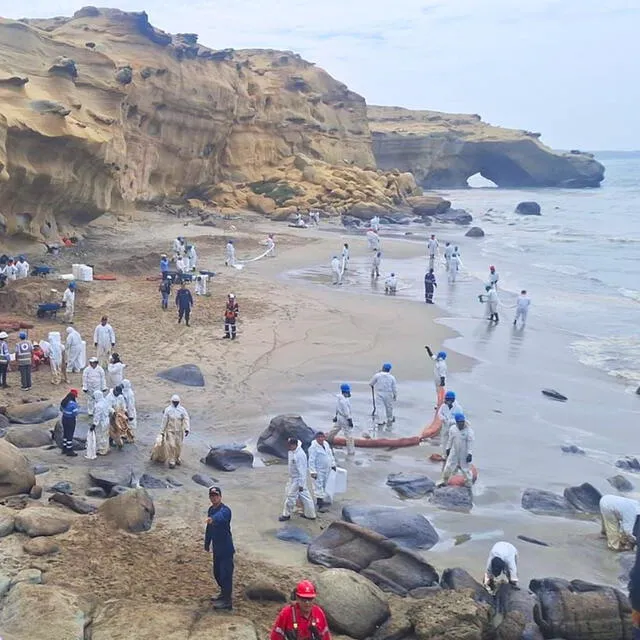 Realizan limpieza en playa Las Capullanas tras derrame de petróleo. Foto: Ministerio Público   