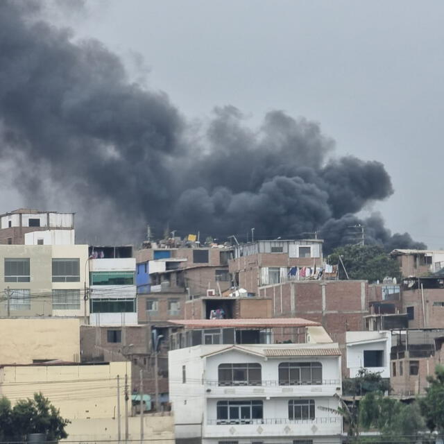 Alerta en Chorrillos por incendio en avenida Cordillera Central. Foto: COEN. Alerta en Chorrillos por incendio en avenida Cordillera Central. Foto: COEN.