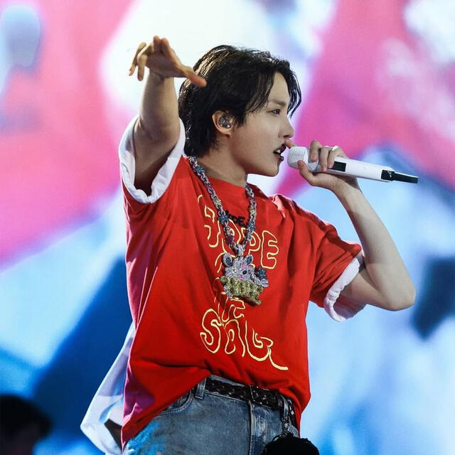 Hobi en el escenario. Foto: difusión/X Hobi en el escenario. Foto: difusión/X