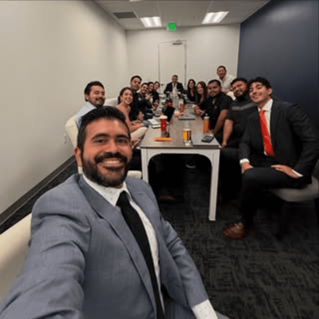 El peruano Diego Corzo con su equipo de bienes raíces. Foto: @realDiegoCorzo El peruano Diego Corzo con su equipo de bienes raíces. Foto: @realDiegoCorzo