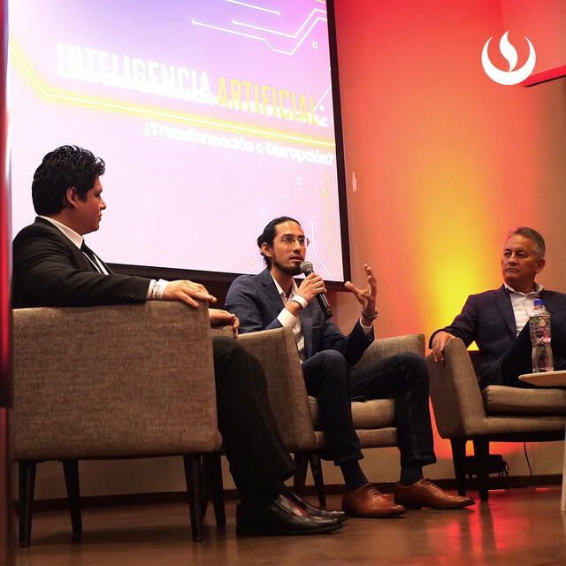 Gianfranco Leiva, Gerente Adjunto de Advanced Analytics e Inteligencia Artificial en BCP, César Leguía, ex Head of Data &amp; Analytics en BBVA, y Piero Marchena Sekli, Sr. Technical Program Manager en Microsoft.    