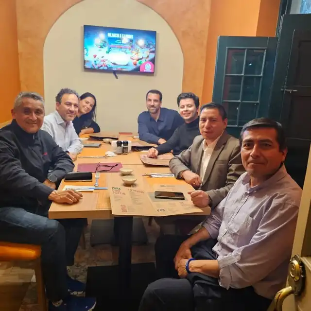  Edgar Taboada (con saco a la mano derecha) representando al Gobierno Regional de Ayacucho en una cena con la comisión de evaluación de ACES Europa y ACES Latinoamérica. | Foto: Lalo Durán - Facebook    