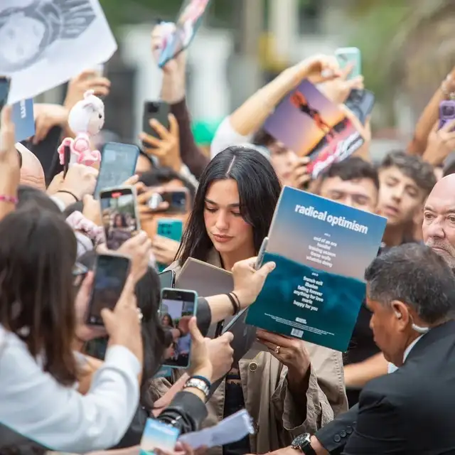 Dua Lipa se tomó el tiempo de tomarse de selfies y firmar varios autógrafos a los fanáticos que la esperaron a las afueras del Park Hotel. Foto: X/lipapictures Dua Lipa se tomó el tiempo de tomarse de selfies y firmar varios autógrafos a los fanáticos que la esperaron a las afueras del Park Hotel. Foto: X/lipapictures