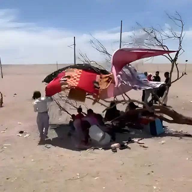 Ciudadanos extranjeros quedaron varados en el desierto ante la negativa de poder cruzar la frontera e improvisaron refugios temporales. Ciudadanos extranjeros quedaron varados en el desierto ante la negativa de poder cruzar la frontera e improvisaron refugios temporales.