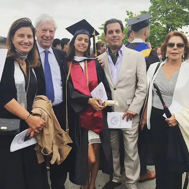  Ariadna en su graduación junto a sus padres, Gonzalo Vargas Llosa y Josefina Said, y sus abuelos Mario Vargas Llosa y Patricia Llosa. Foto: Instagram/Ariadna Vargas Llosa 