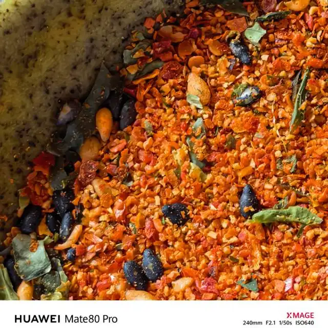 Cada plato se convierte en una experiencia visual donde el detalle y el color cobran protagonismo. Fuente: Huawei Mate 80 Pro.