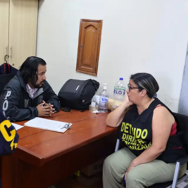 La red, activa entre 2013 y 2018, estafó a más de 30.000 personas mediante amenazas de deportación y suplantación de autoridades, según las investigaciones de EE. UU. y Perú. La red, activa entre 2013 y 2018, estafó a más de 30.000 personas mediante amenazas de deportación y suplantación de autoridades, según las investigaciones de EE. UU. y Perú.