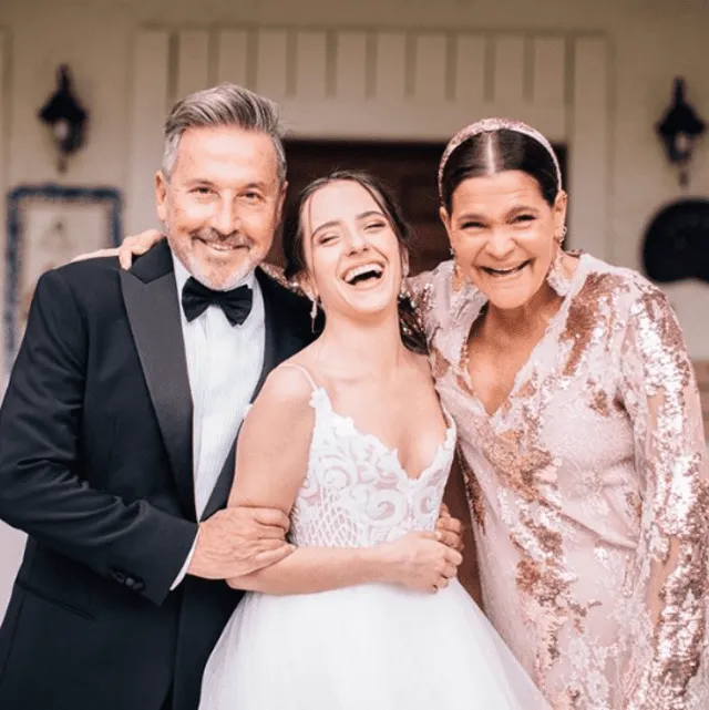 Evaluna Montaner con sus papás Ricardo Montaner y Marlene Rodríguez en el día de su boda.