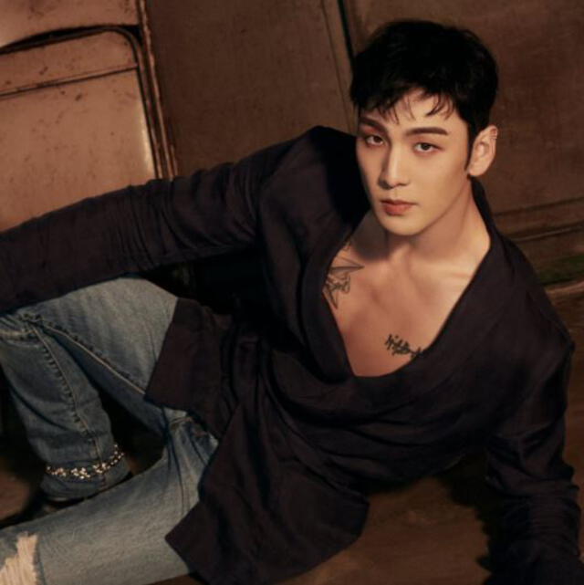 Baekho de NU'EST en su comeback Romanticize. Foto: Pledis