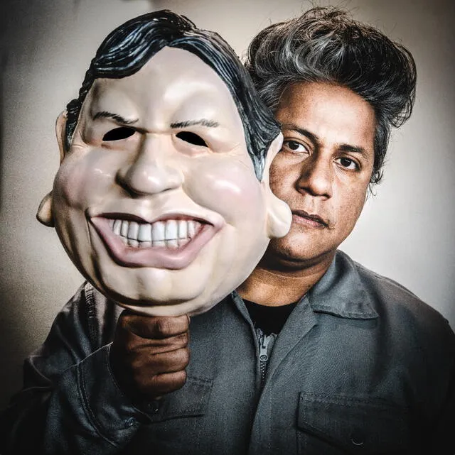 Los actores Andrés Salas y Giovanni Ciccia detrás de las máscaras de Toledo y Fujimori respectivamente.