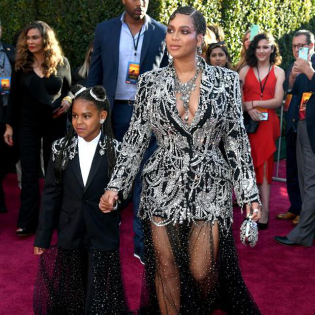 Beyoncé y su pequeña hija posando par alas cámaras.