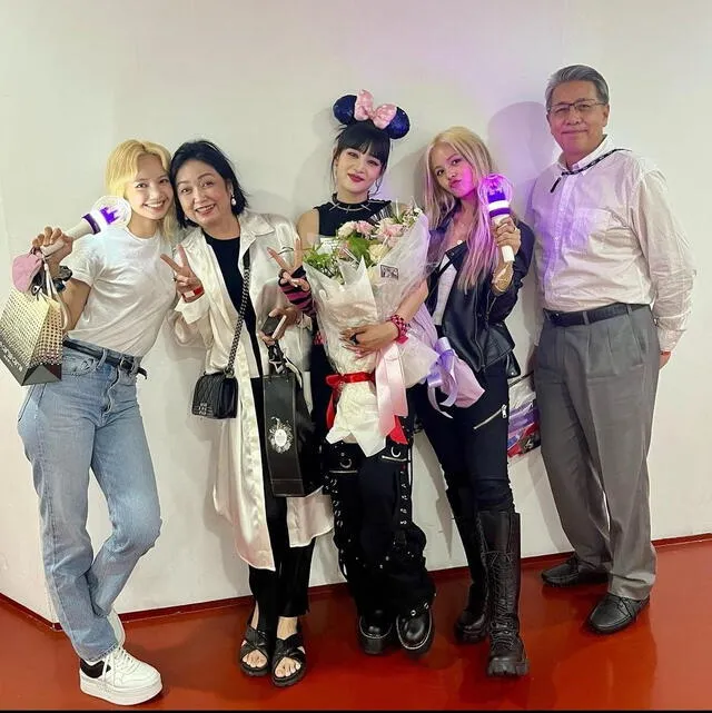 Sorn, Lisa, Minnie y sus padres.