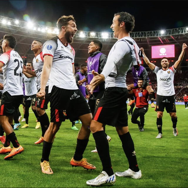 Denumostier celebrando con Orzán el pase a semifinales de la Sudamericana.