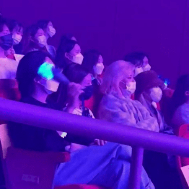 Jennie, Jinwoo y Jeongyeon en el concierto de Mino de WINNER. Foto: via BPINKLATINO