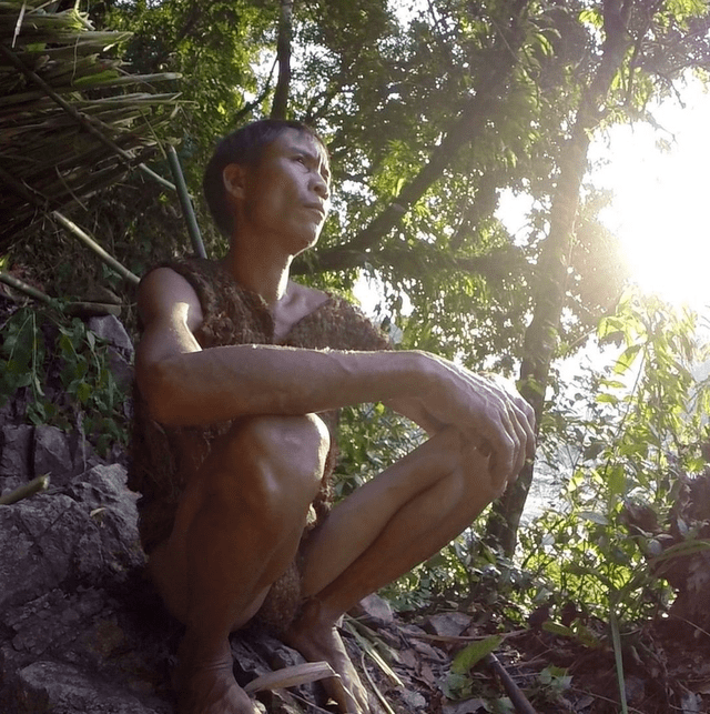 Su padre se había internado junto a él en la selva cuando Ho Van Lang tenía solo tres años. Foto: @docastaway / Instagram