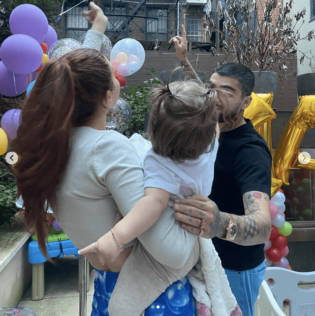 Gigi Hadid y Zayn Malik en el cumpleaños de su hija. Foto: Instagram/Alana Hadid